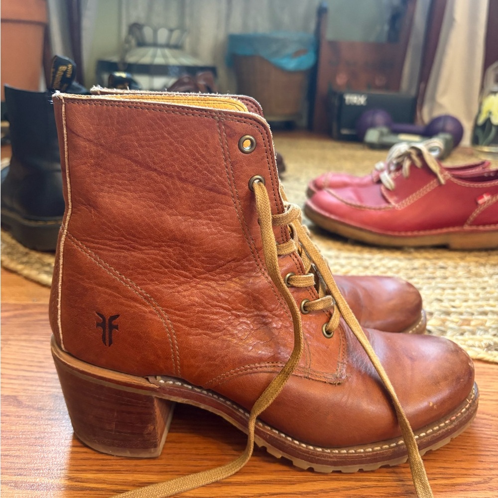 Frye Sabrina 6G lace up leather boots
